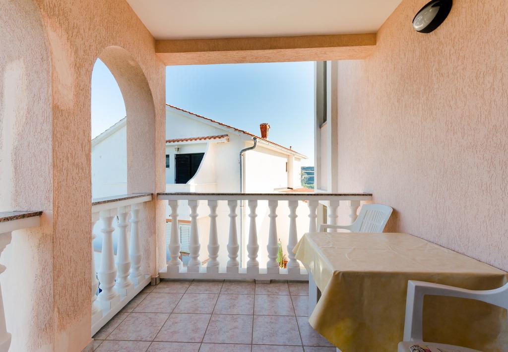Apartments Dragan Lopar Exterior photo
