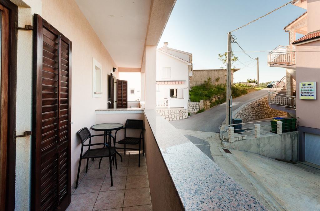 Apartments Dragan Lopar Exterior photo